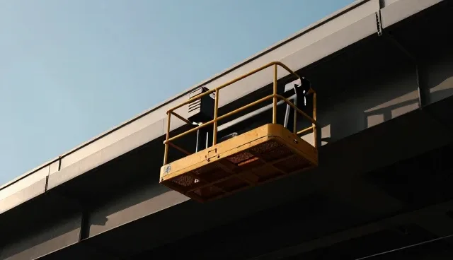 吊装设备搬运中的高空作业安全要点与维护策略